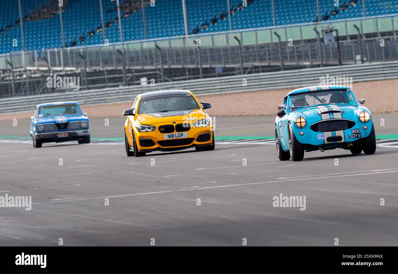 V.S.C.C. Pomeroy Trophy. Oldtimer aus der Vorkriegszeit treten gegen neuere Autos an, Silverstone Grand Prix Circuit, Silverstone Circuit. Stockfoto