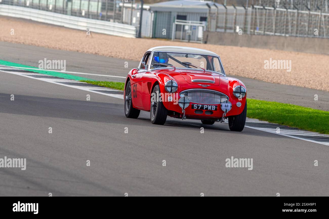 V.S.C.C. Pomeroy Trophy. Oldtimer aus der Vorkriegszeit treten gegen neuere Autos an, Silverstone Grand Prix Circuit, Silverstone Circuit. Stockfoto