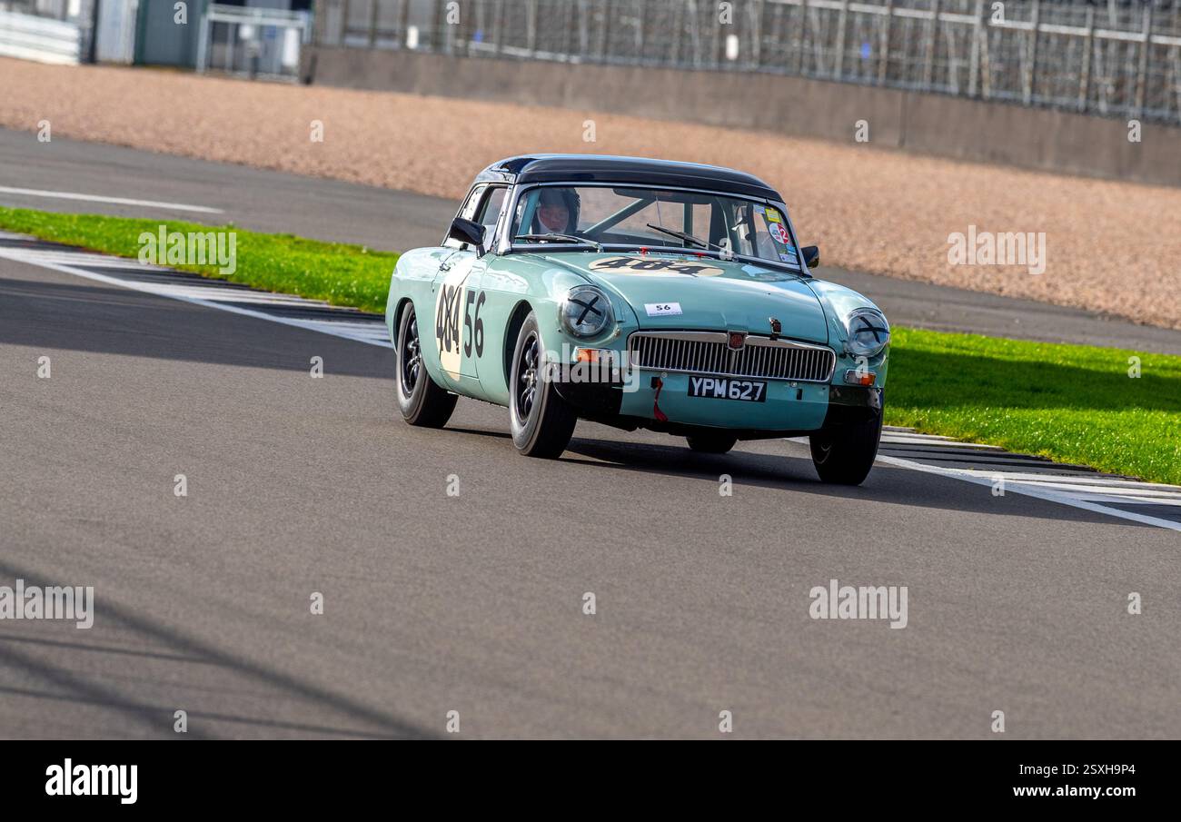 V.S.C.C. Pomeroy Trophy. Oldtimer aus der Vorkriegszeit treten gegen neuere Autos an, Silverstone Grand Prix Circuit, Silverstone Circuit. Stockfoto