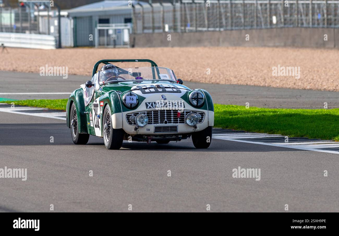 V.S.C.C. Pomeroy Trophy. Oldtimer aus der Vorkriegszeit treten gegen neuere Autos an, Silverstone Grand Prix Circuit, Silverstone Circuit. Stockfoto