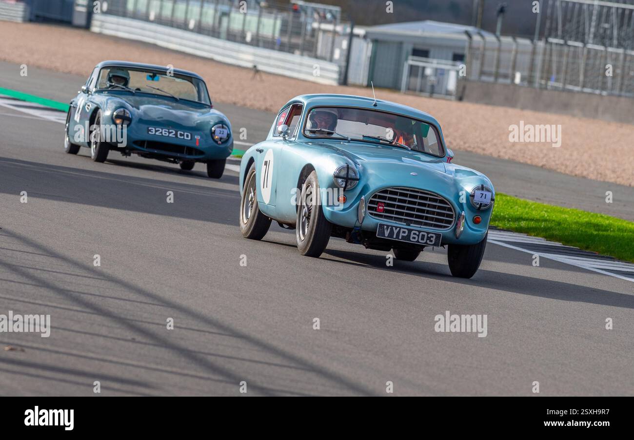V.S.C.C. Pomeroy Trophy. Oldtimer aus der Vorkriegszeit treten gegen neuere Autos an, Silverstone Grand Prix Circuit, Silverstone Circuit. Stockfoto