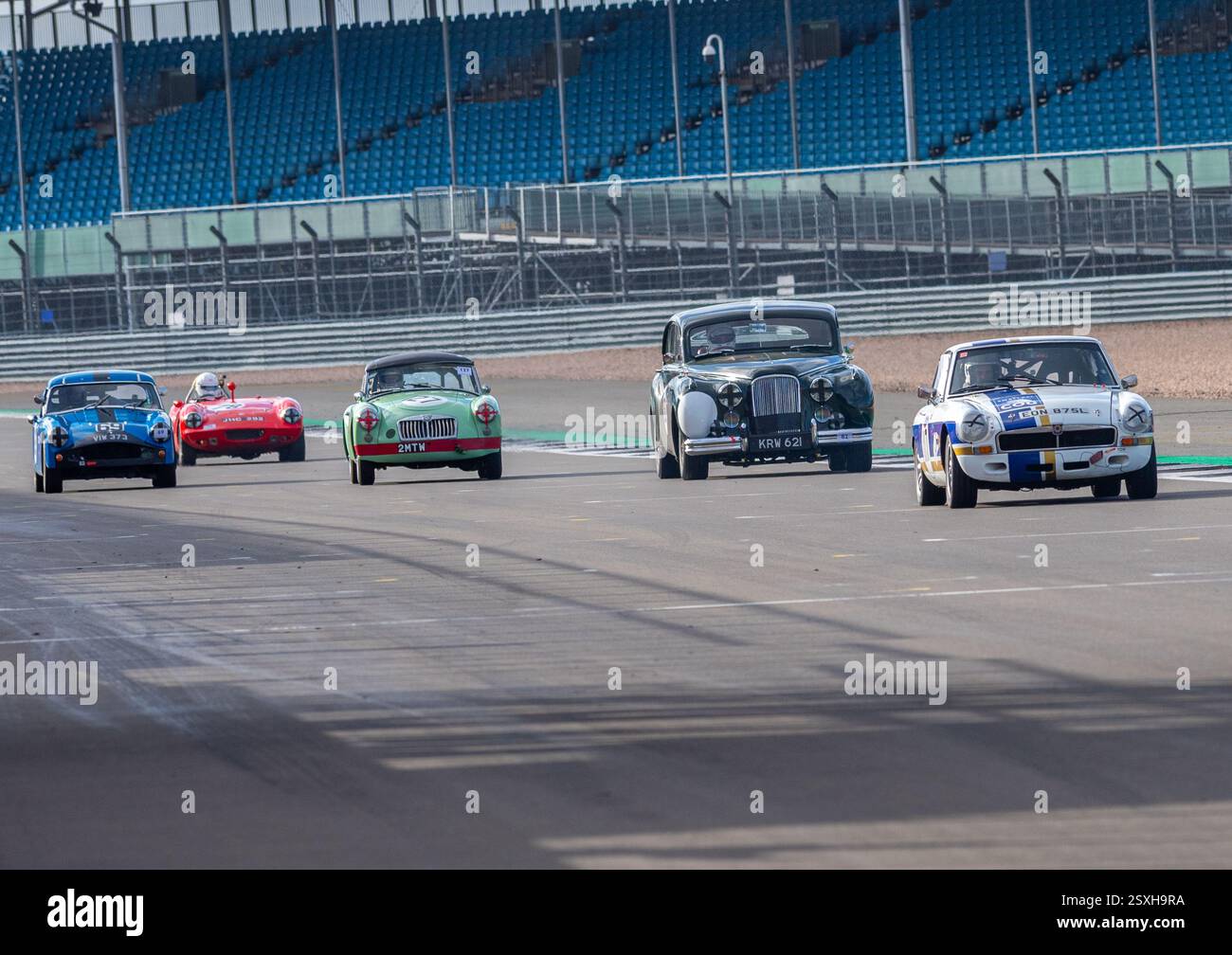 V.S.C.C. Pomeroy Trophy. Oldtimer aus der Vorkriegszeit treten gegen neuere Autos an, Silverstone Grand Prix Circuit, Silverstone Circuit. Stockfoto