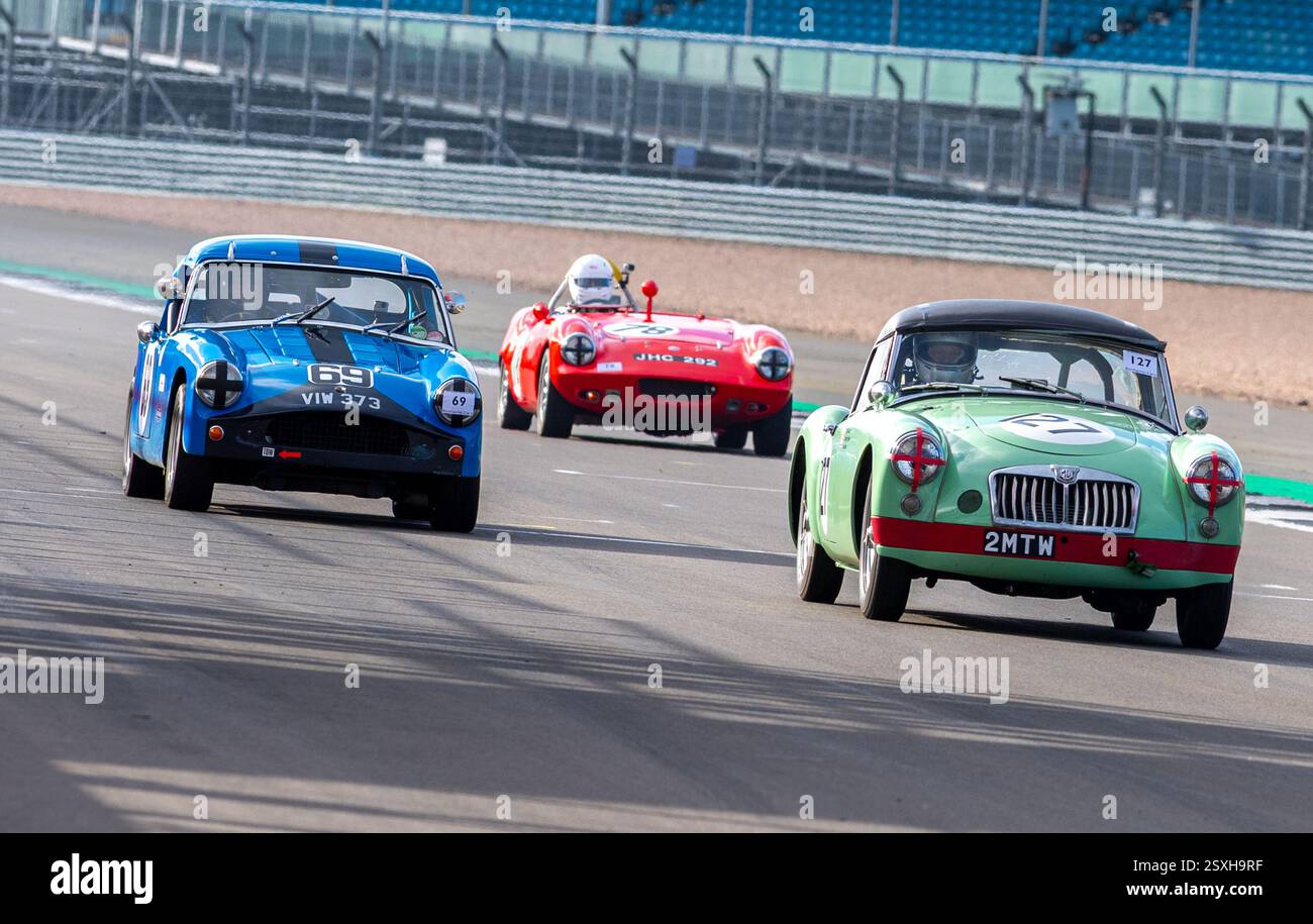 V.S.C.C. Pomeroy Trophy. Oldtimer aus der Vorkriegszeit treten gegen neuere Autos an, Silverstone Grand Prix Circuit, Silverstone Circuit. Stockfoto