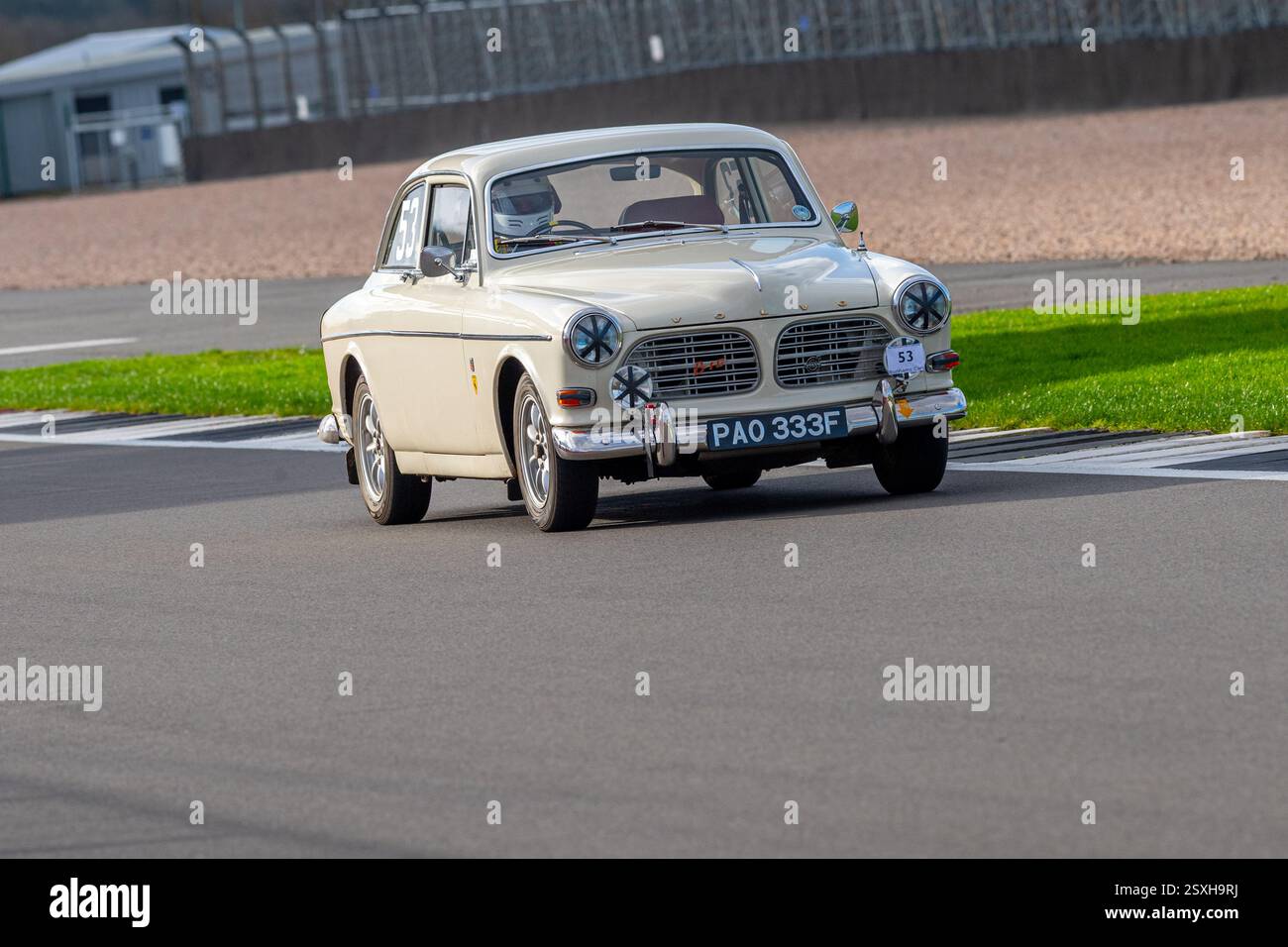 V.S.C.C. Pomeroy Trophy. Oldtimer aus der Vorkriegszeit treten gegen neuere Autos an, Silverstone Grand Prix Circuit, Silverstone Circuit. Stockfoto