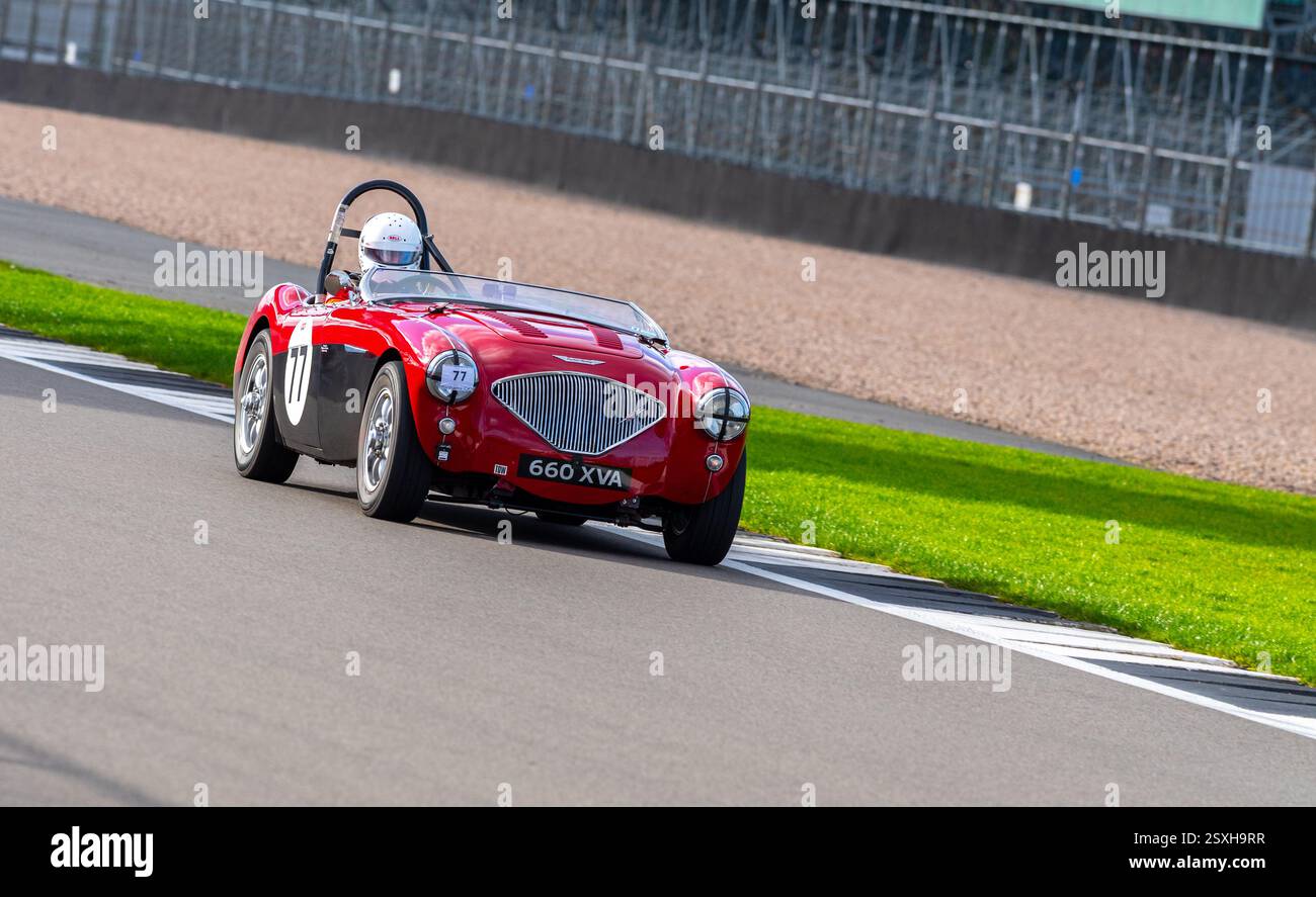 V.S.C.C. Pomeroy Trophy. Oldtimer aus der Vorkriegszeit treten gegen neuere Autos an, Silverstone Grand Prix Circuit, Silverstone Circuit. Stockfoto