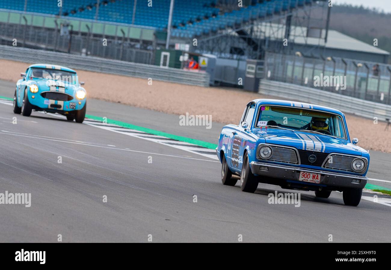 V.S.C.C. Pomeroy Trophy. Oldtimer aus der Vorkriegszeit treten gegen neuere Autos an, Silverstone Grand Prix Circuit, Silverstone Circuit. Stockfoto