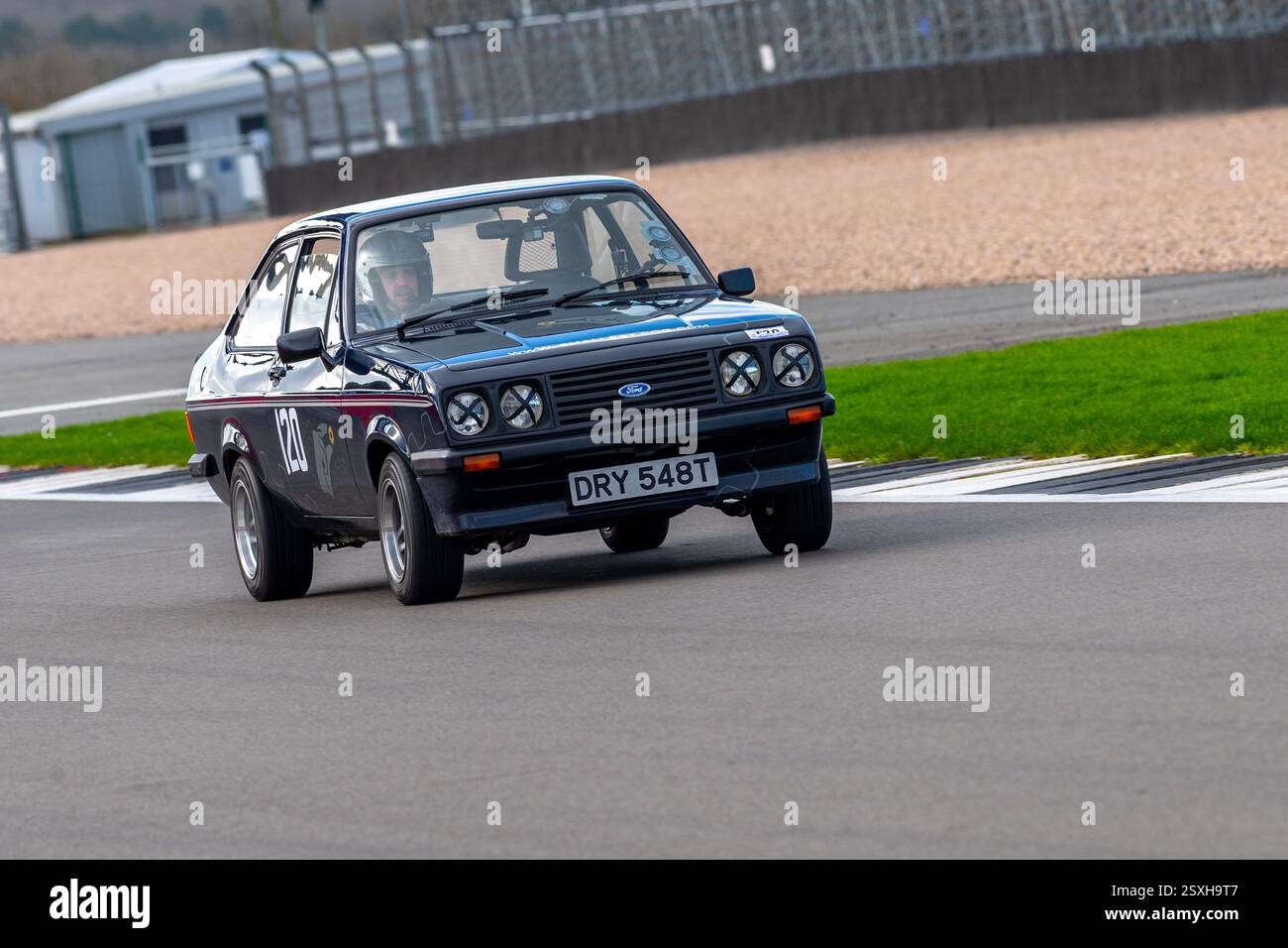 Richard Hammond, Ex-BBC Top Gear Moderator, der bei der V.S.C.C. Pomeroy Trophy in seinem Rennen antrat, bereitete Ford RS 2000 vor Stockfoto