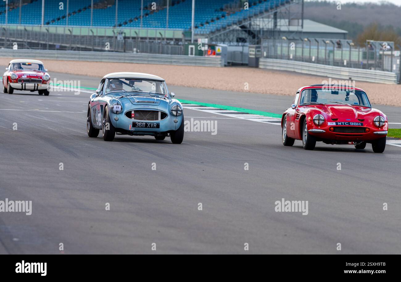 V.S.C.C. Pomeroy Trophy. Oldtimer aus der Vorkriegszeit treten gegen neuere Autos an, Silverstone Grand Prix Circuit, Silverstone Circuit. Stockfoto