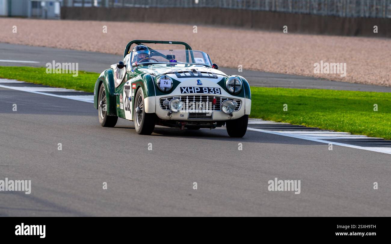 V.S.C.C. Pomeroy Trophy. Oldtimer aus der Vorkriegszeit treten gegen neuere Autos an, Silverstone Grand Prix Circuit, Silverstone Circuit. Stockfoto