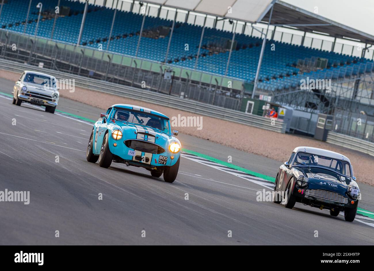 V.S.C.C. Pomeroy Trophy. Oldtimer aus der Vorkriegszeit treten gegen neuere Autos an, Silverstone Grand Prix Circuit, Silverstone Circuit. Stockfoto