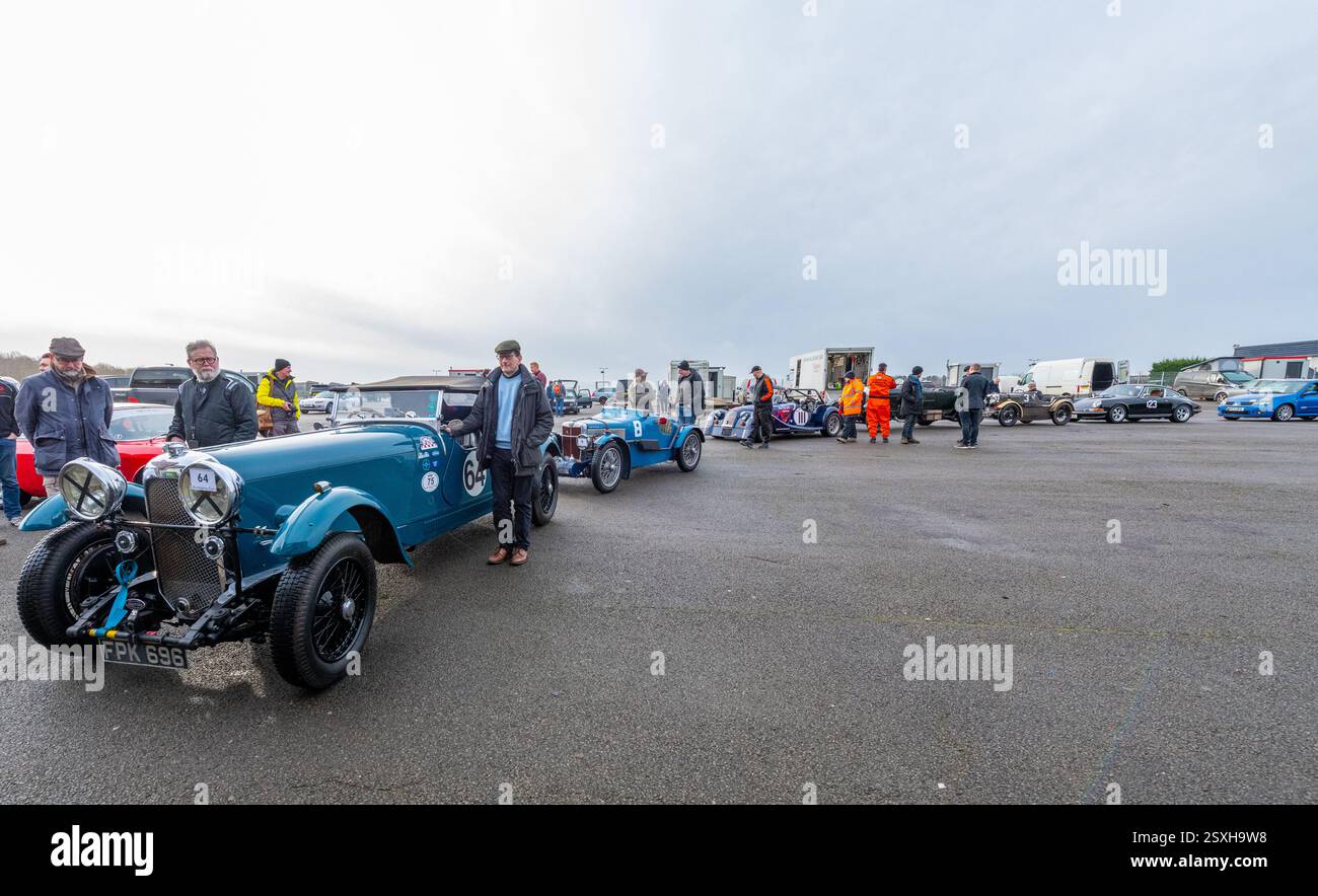 V.S.C.C. Pomeroy Trophy. Oldtimer aus der Vorkriegszeit treten gegen neuere Autos an, Silverstone Grand Prix Circuit, Silverstone Circuit. Stockfoto