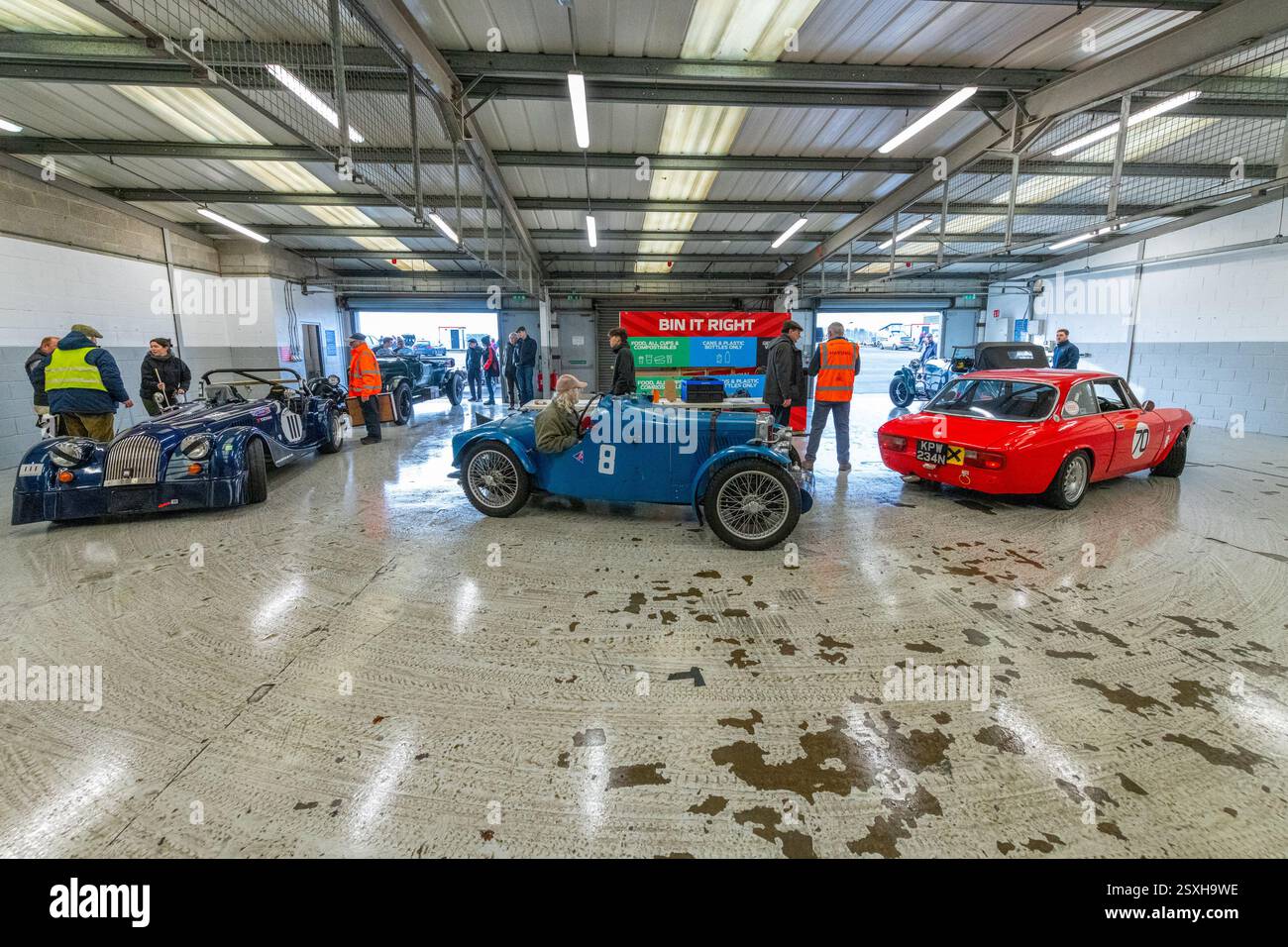 V.S.C.C. Pomeroy Trophy. Oldtimer aus der Vorkriegszeit treten gegen neuere Autos an, Silverstone Grand Prix Circuit, Silverstone Circuit. Stockfoto