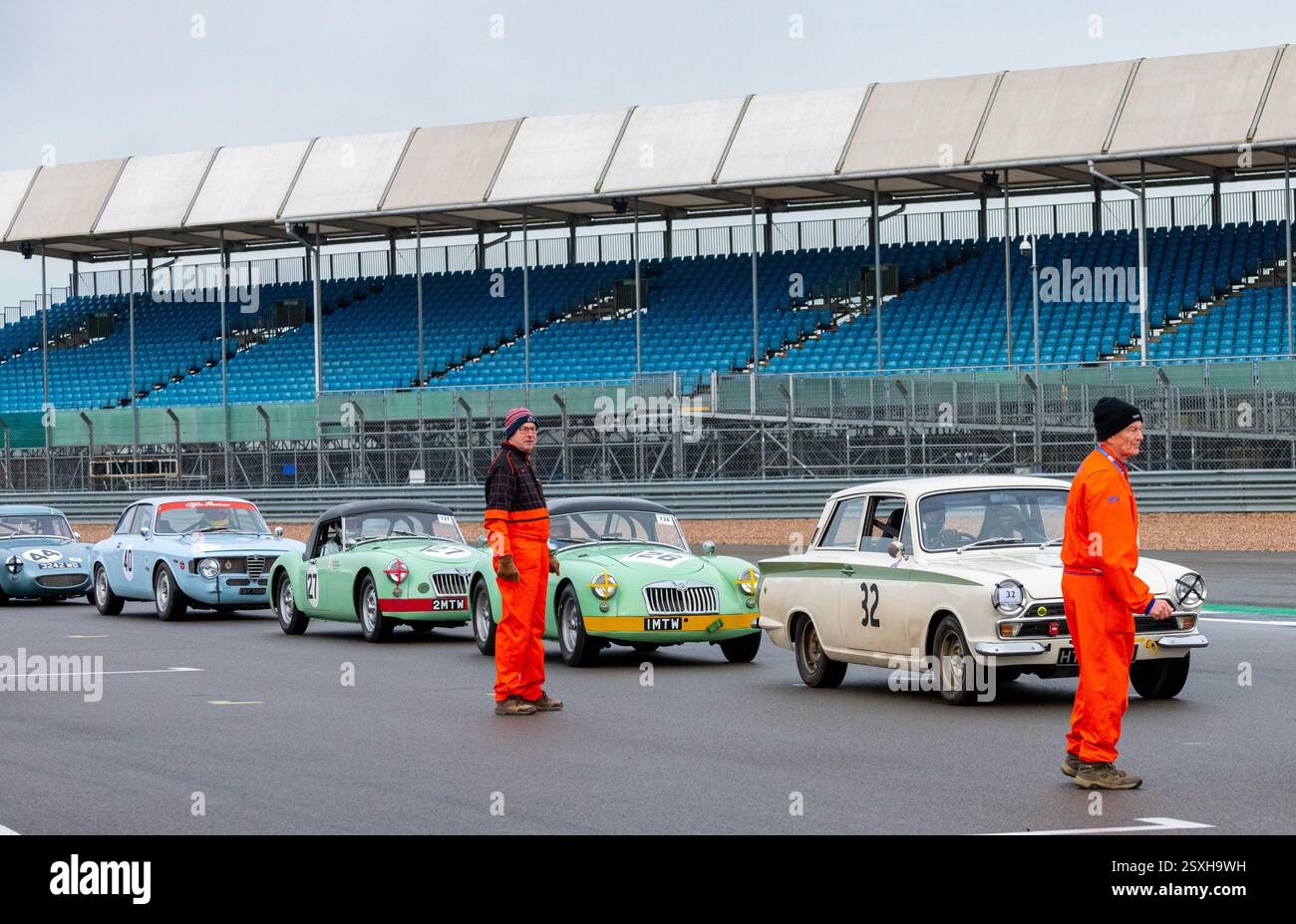 V.S.C.C. Pomeroy Trophy. Oldtimer aus der Vorkriegszeit treten gegen neuere Autos an, Silverstone Grand Prix Circuit, Silverstone Circuit. Stockfoto