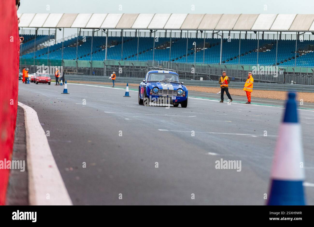 V.S.C.C. Pomeroy Trophy. Oldtimer aus der Vorkriegszeit treten gegen neuere Autos an, Silverstone Grand Prix Circuit, Silverstone Circuit. Stockfoto