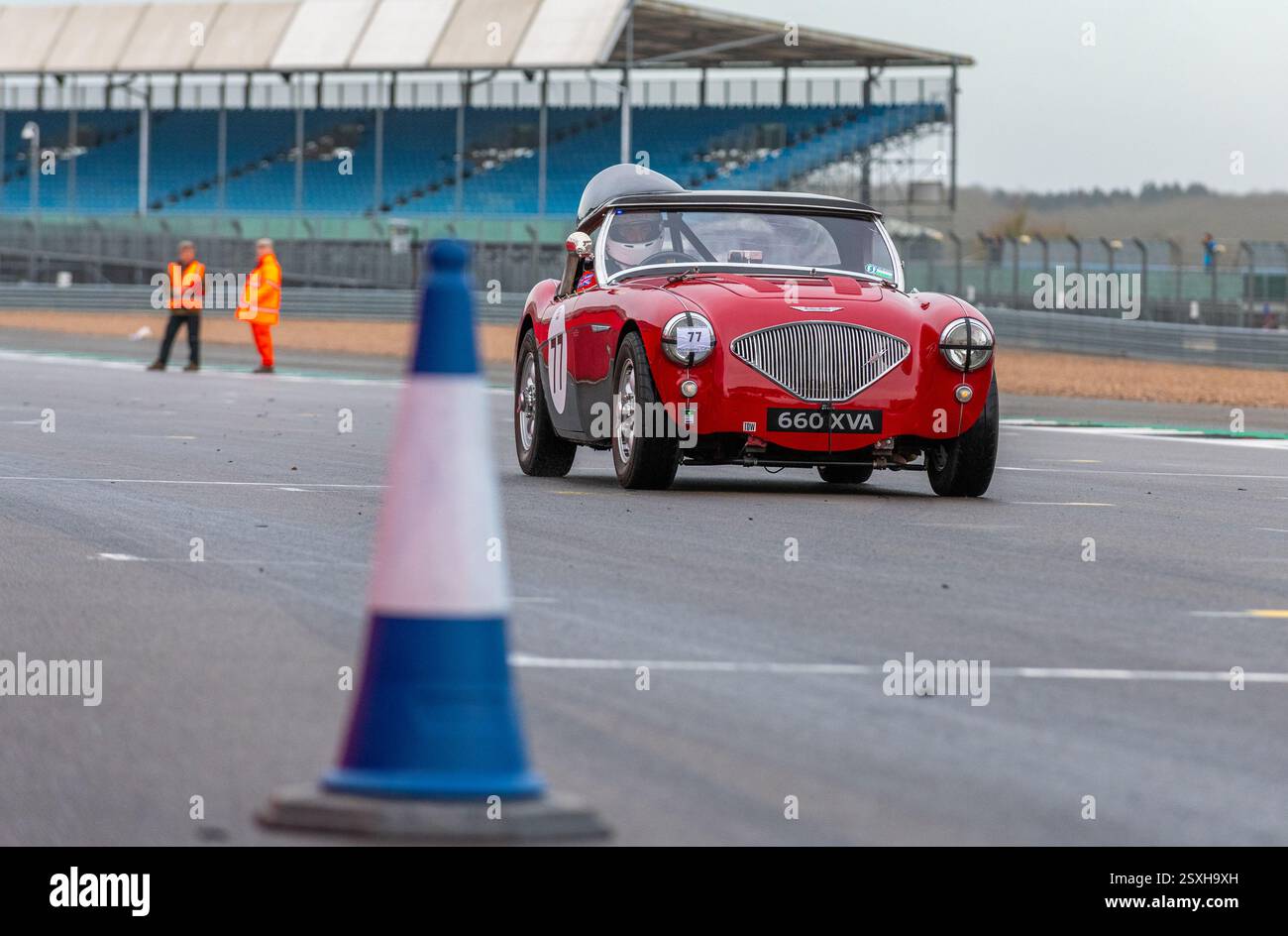 V.S.C.C. Pomeroy Trophy. Oldtimer aus der Vorkriegszeit treten gegen neuere Autos an, Silverstone Grand Prix Circuit, Silverstone Circuit. Stockfoto