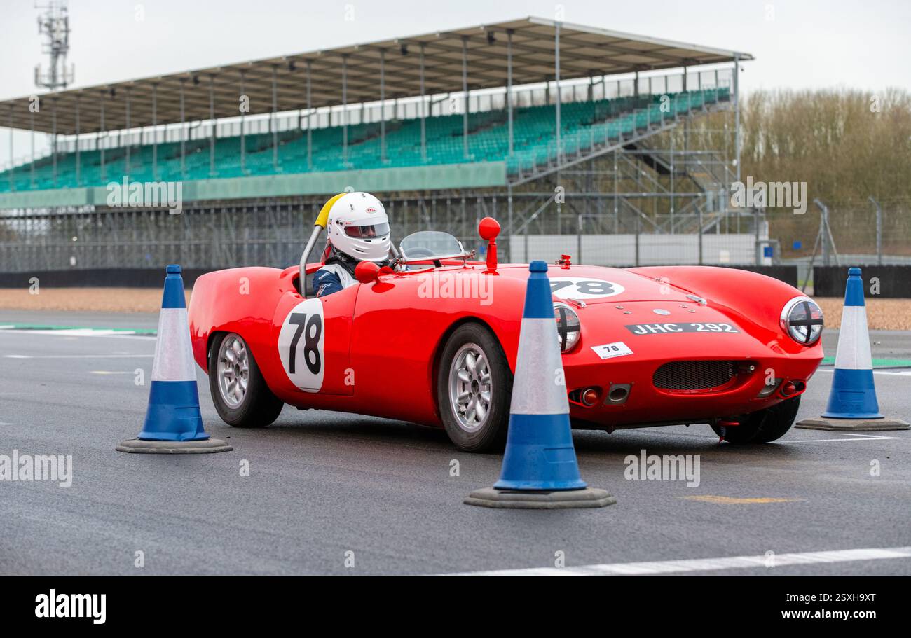 V.S.C.C. Pomeroy Trophy. Oldtimer aus der Vorkriegszeit treten gegen neuere Autos an, Silverstone Grand Prix Circuit, Silverstone Circuit. Stockfoto