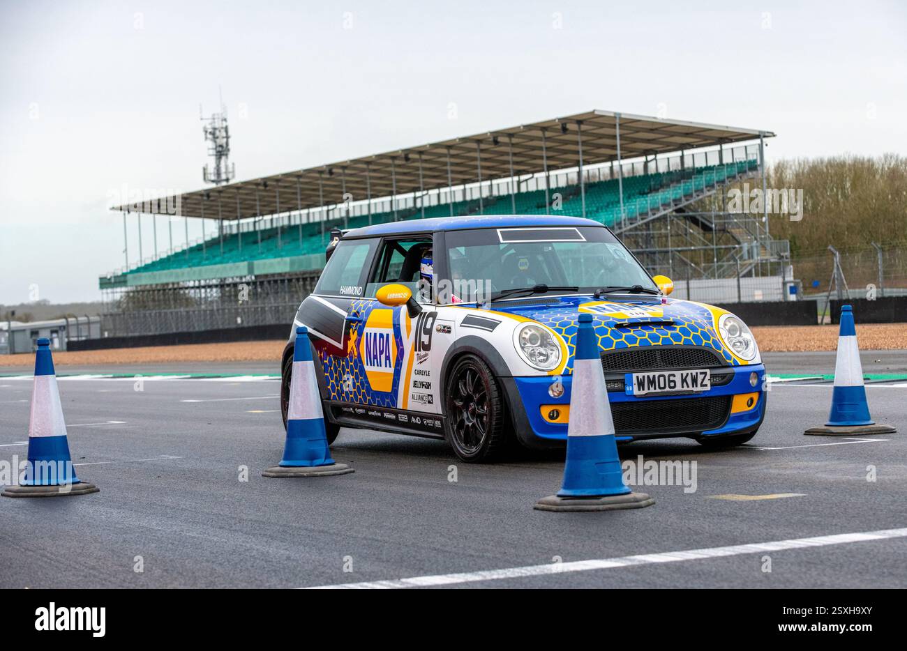 V.S.C.C. Pomeroy Trophy. Oldtimer aus der Vorkriegszeit treten gegen neuere Autos an, Silverstone Grand Prix Circuit, Silverstone Circuit. Stockfoto