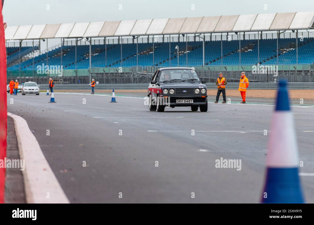 Richard Hammond, Ex-BBC Top Gear Moderator, der bei der V.S.C.C. Pomeroy Trophy in seinem Rennen antrat, bereitete Ford RS 2000 vor Stockfoto