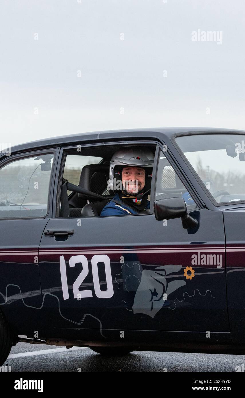 Richard Hammond, Ex-BBC Top Gear Moderator, der bei der V.S.C.C. Pomeroy Trophy in seinem Rennen antrat, bereitete Ford RS 2000 vor Stockfoto