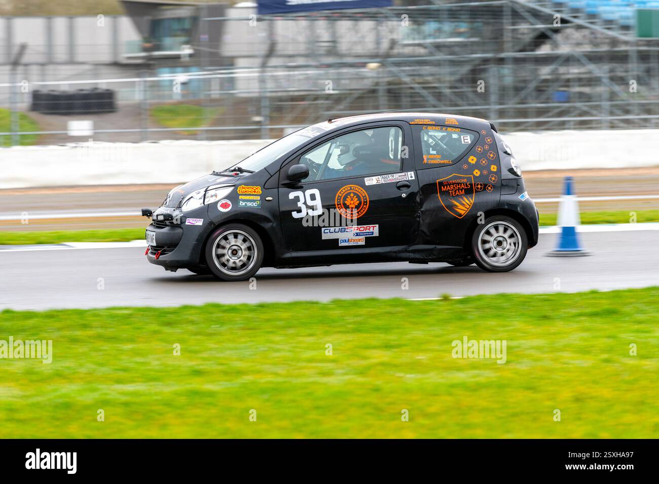 V.S.C.C. Pomeroy Trophy. Oldtimer aus der Vorkriegszeit treten gegen neuere Autos an, Silverstone Grand Prix Circuit, Silverstone Circuit. Stockfoto
