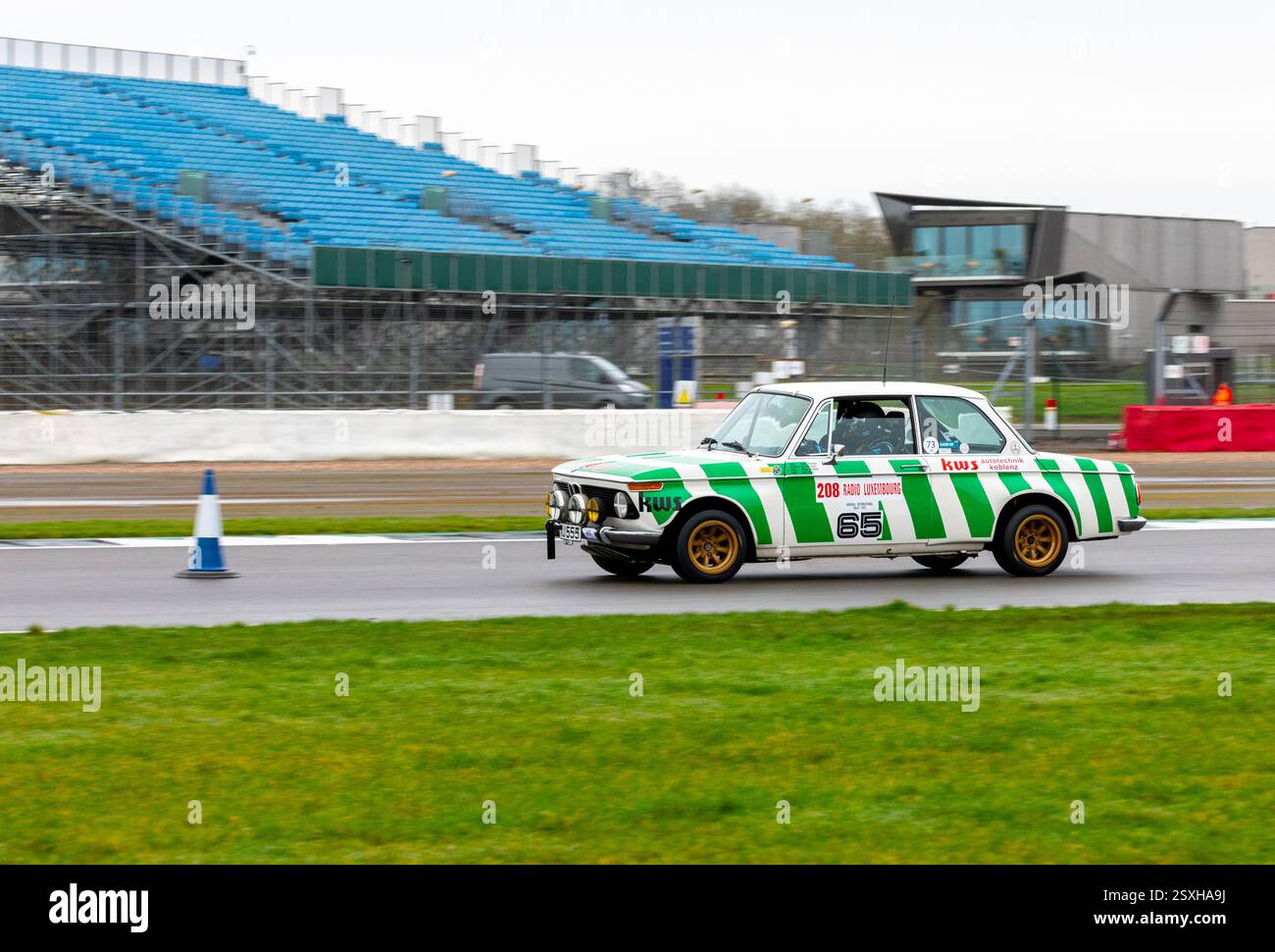 V.S.C.C. Pomeroy Trophy. Oldtimer aus der Vorkriegszeit treten gegen neuere Autos an, Silverstone Grand Prix Circuit, Silverstone Circuit. Stockfoto