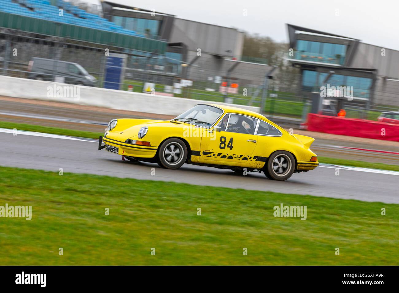 V.S.C.C. Pomeroy Trophy. Oldtimer aus der Vorkriegszeit treten gegen neuere Autos an, Silverstone Grand Prix Circuit, Silverstone Circuit. Stockfoto