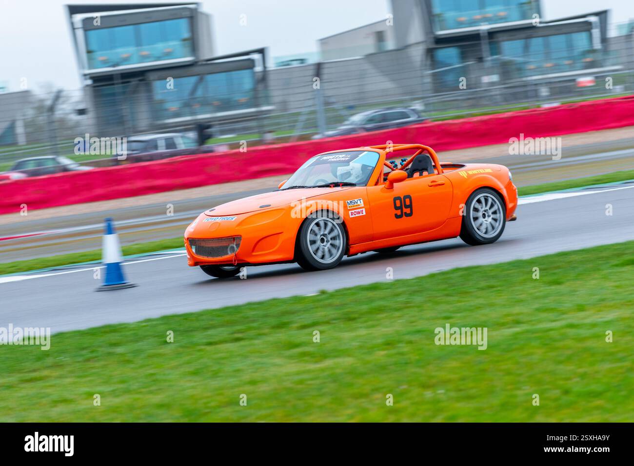 V.S.C.C. Pomeroy Trophy. Oldtimer aus der Vorkriegszeit treten gegen neuere Autos an, Silverstone Grand Prix Circuit, Silverstone Circuit. Stockfoto