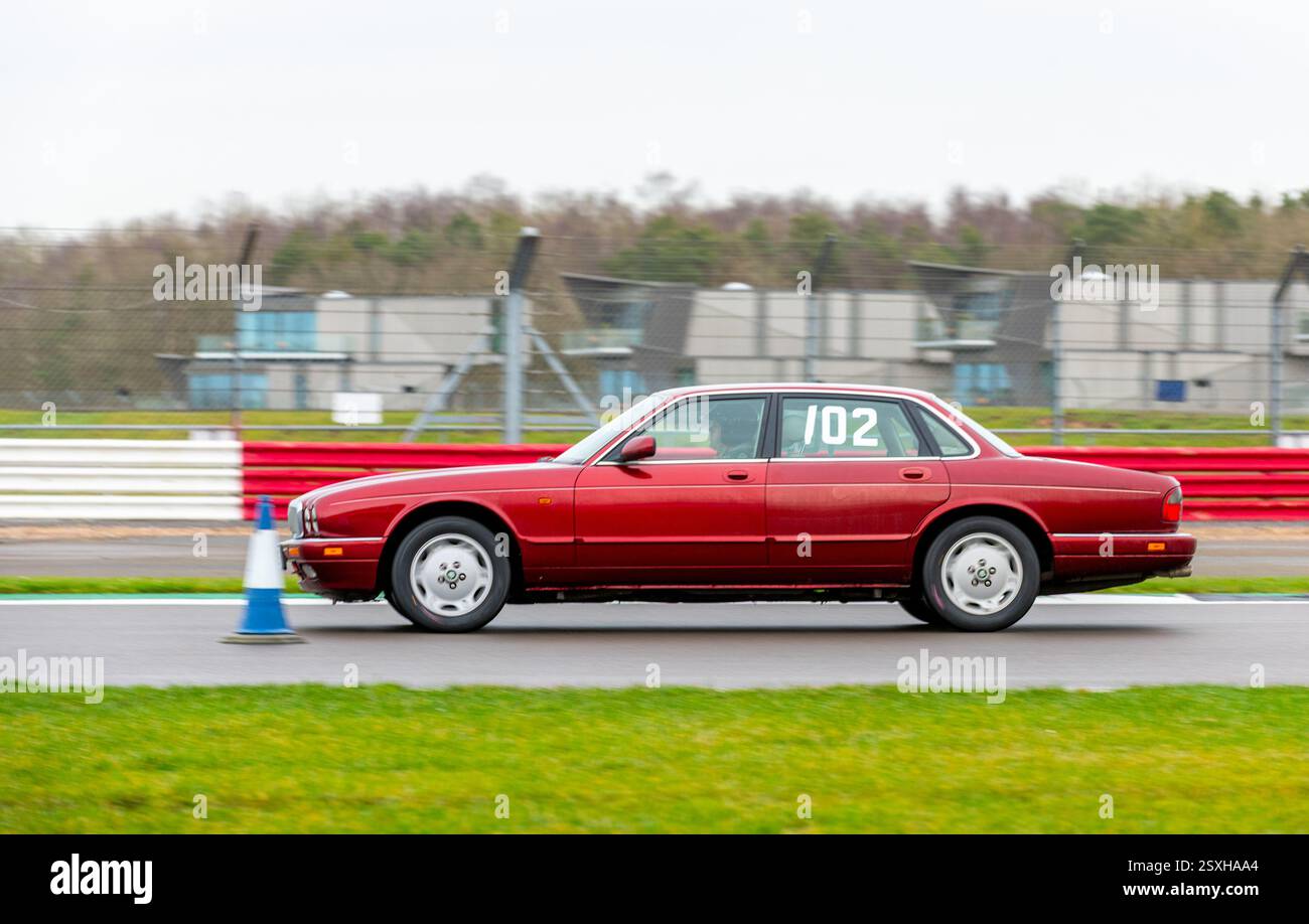 V.S.C.C. Pomeroy Trophy. Oldtimer aus der Vorkriegszeit treten gegen neuere Autos an, Silverstone Grand Prix Circuit, Silverstone Circuit. Stockfoto