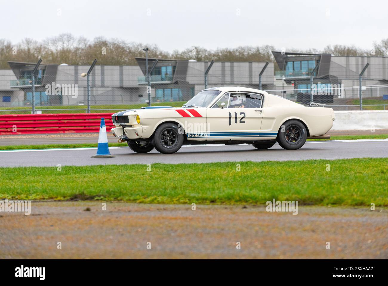 V.S.C.C. Pomeroy Trophy. Oldtimer aus der Vorkriegszeit treten gegen neuere Autos an, Silverstone Grand Prix Circuit, Silverstone Circuit. Stockfoto