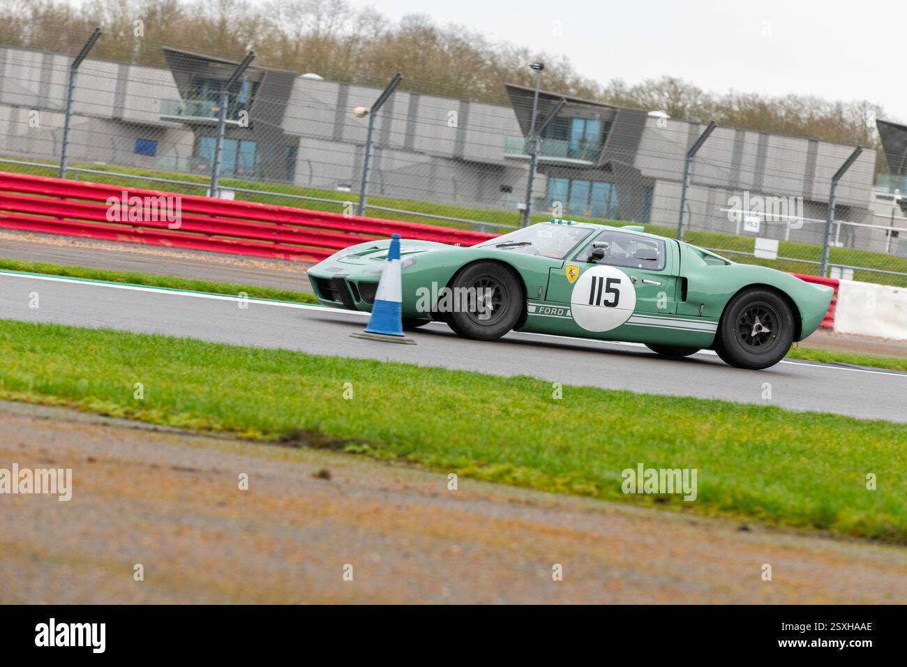 V.S.C.C. Pomeroy Trophy. Oldtimer aus der Vorkriegszeit treten gegen neuere Autos an, Silverstone Grand Prix Circuit, Silverstone Circuit. Stockfoto