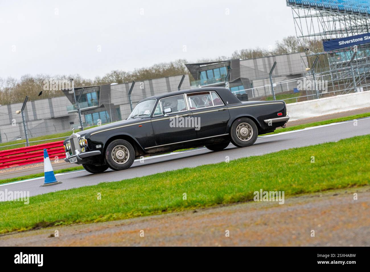 V.S.C.C. Pomeroy Trophy. Oldtimer aus der Vorkriegszeit treten gegen neuere Autos an, Silverstone Grand Prix Circuit, Silverstone Circuit. Stockfoto