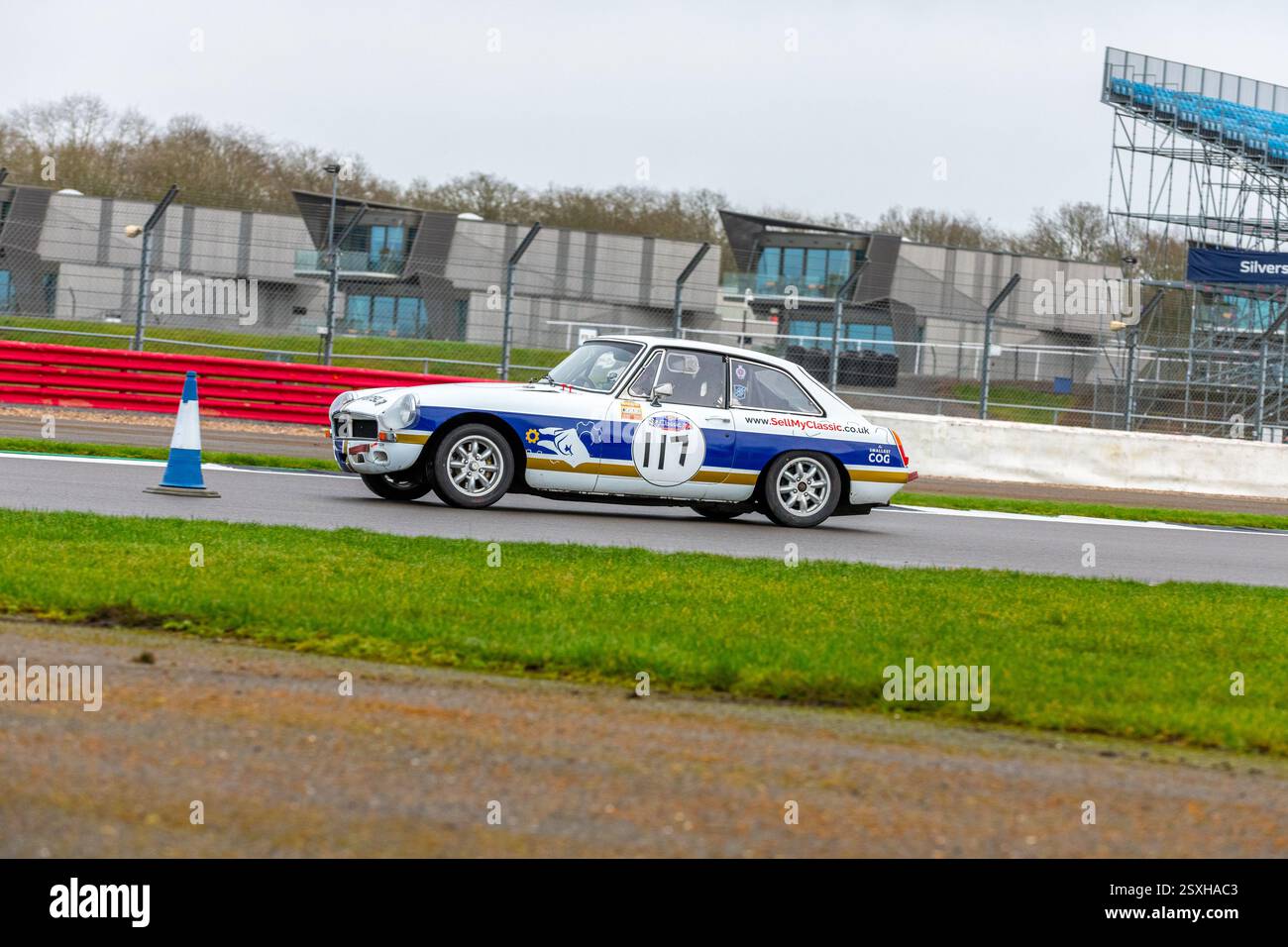 V.S.C.C. Pomeroy Trophy. Oldtimer aus der Vorkriegszeit treten gegen neuere Autos an, Silverstone Grand Prix Circuit, Silverstone Circuit. Stockfoto