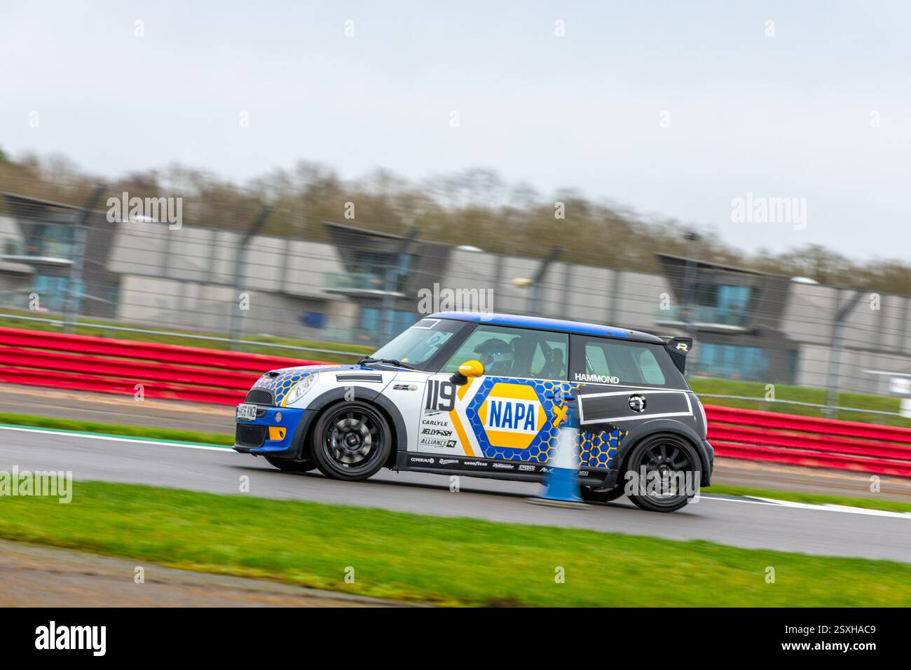V.S.C.C. Pomeroy Trophy. Oldtimer aus der Vorkriegszeit treten gegen neuere Autos an, Silverstone Grand Prix Circuit, Silverstone Circuit. Stockfoto