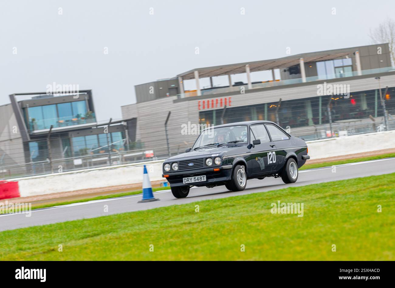 Richard Hammond, Ex-BBC Top Gear Moderator, der bei der V.S.C.C. Pomeroy Trophy in seinem Rennen antrat, bereitete Ford RS 2000 vor Stockfoto