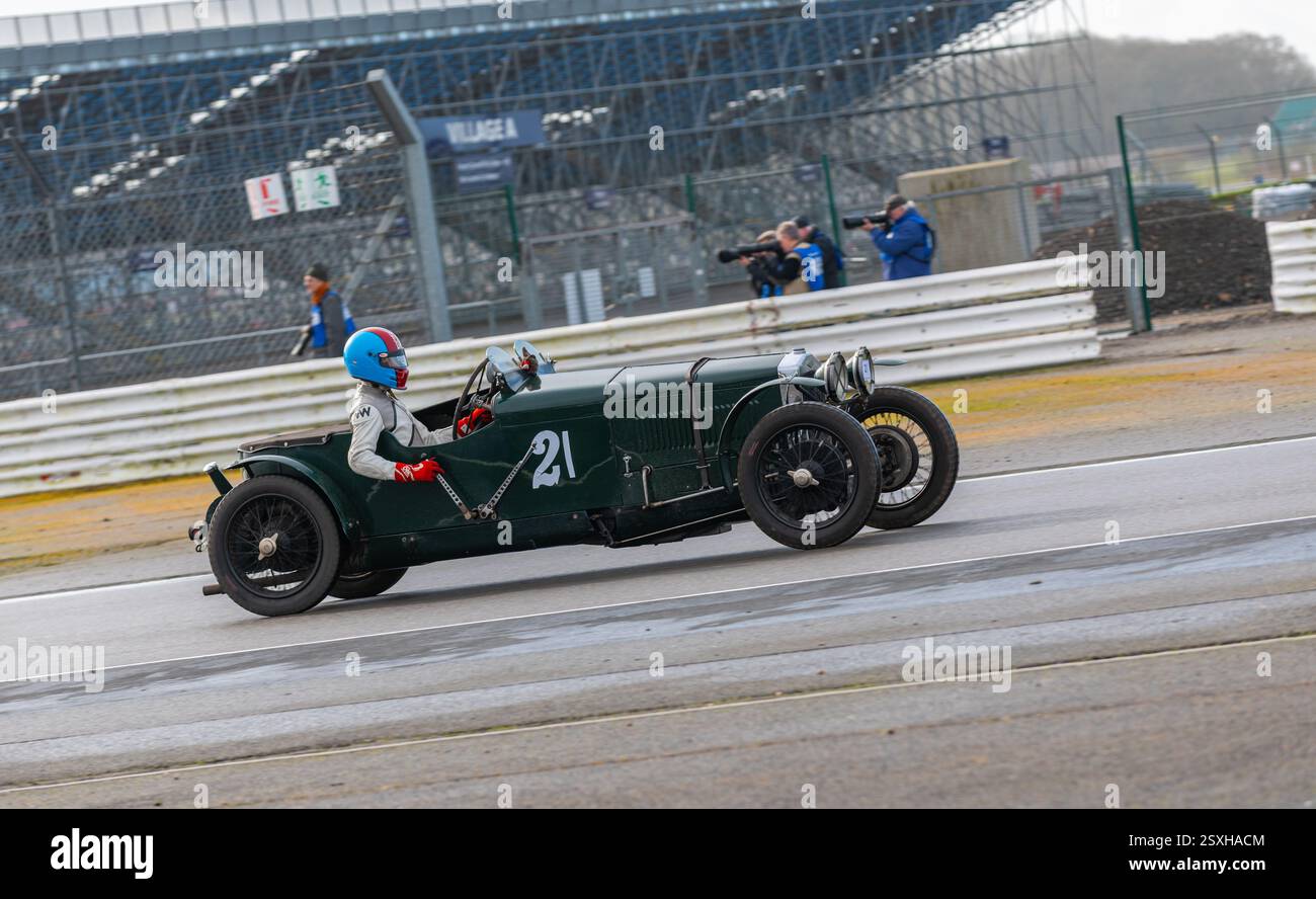 V.S.C.C. Pomeroy Trophy. Oldtimer aus der Vorkriegszeit treten gegen neuere Autos an, Silverstone Grand Prix Circuit, Silverstone Circuit. Stockfoto