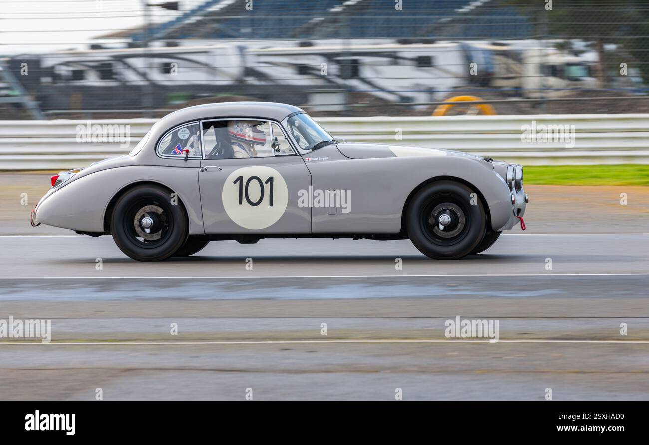 V.S.C.C. Pomeroy Trophy. Oldtimer aus der Vorkriegszeit treten gegen neuere Autos an, Silverstone Grand Prix Circuit, Silverstone Circuit. Stockfoto