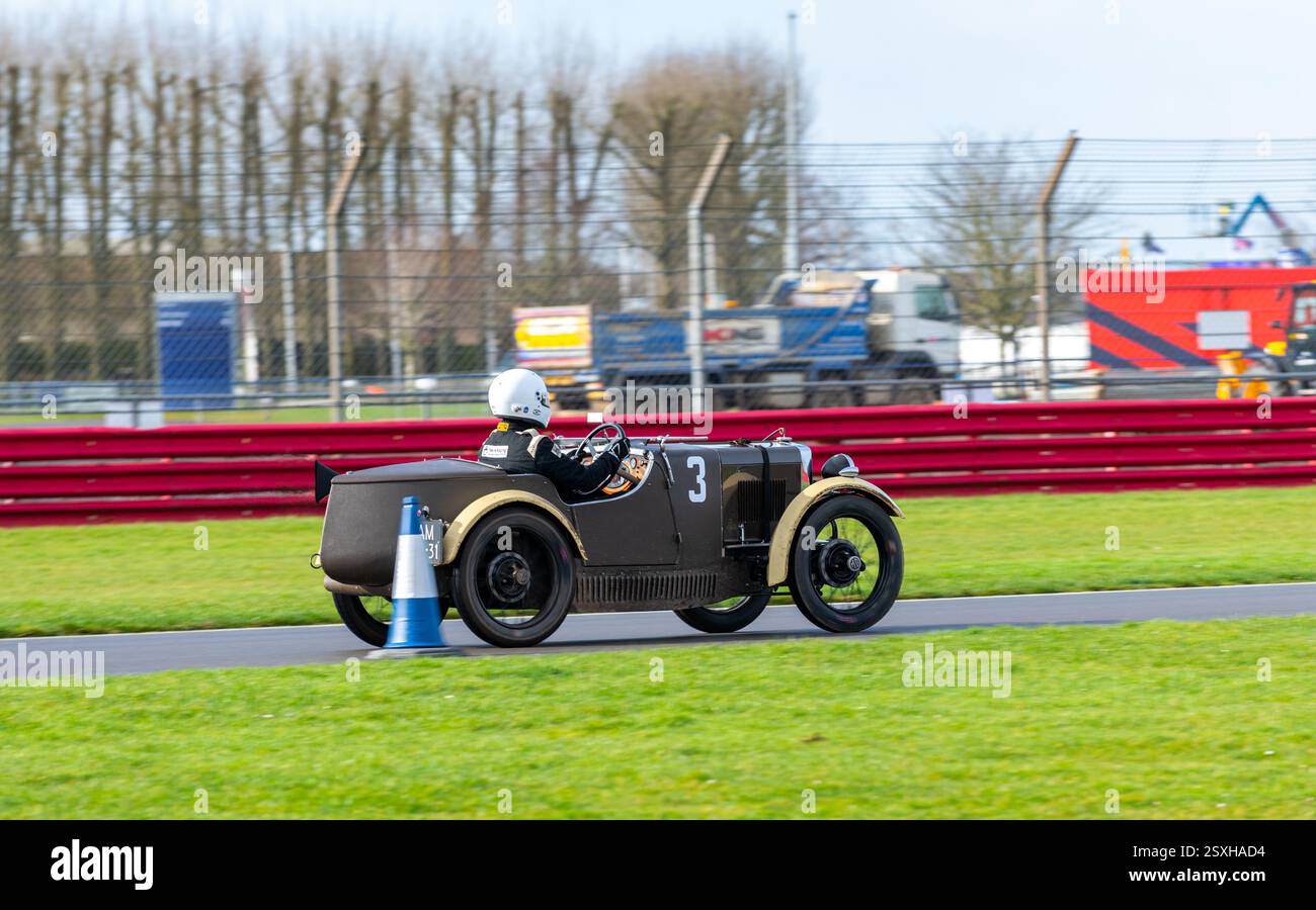 V.S.C.C. Pomeroy Trophy. Oldtimer aus der Vorkriegszeit treten gegen neuere Autos an, Silverstone Grand Prix Circuit, Silverstone Circuit. Stockfoto