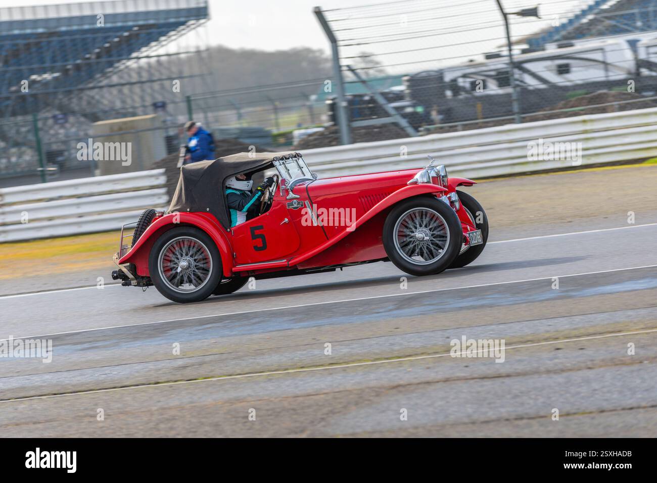 V.S.C.C. Pomeroy Trophy. Oldtimer aus der Vorkriegszeit treten gegen neuere Autos an, Silverstone Grand Prix Circuit, Silverstone Circuit. Stockfoto