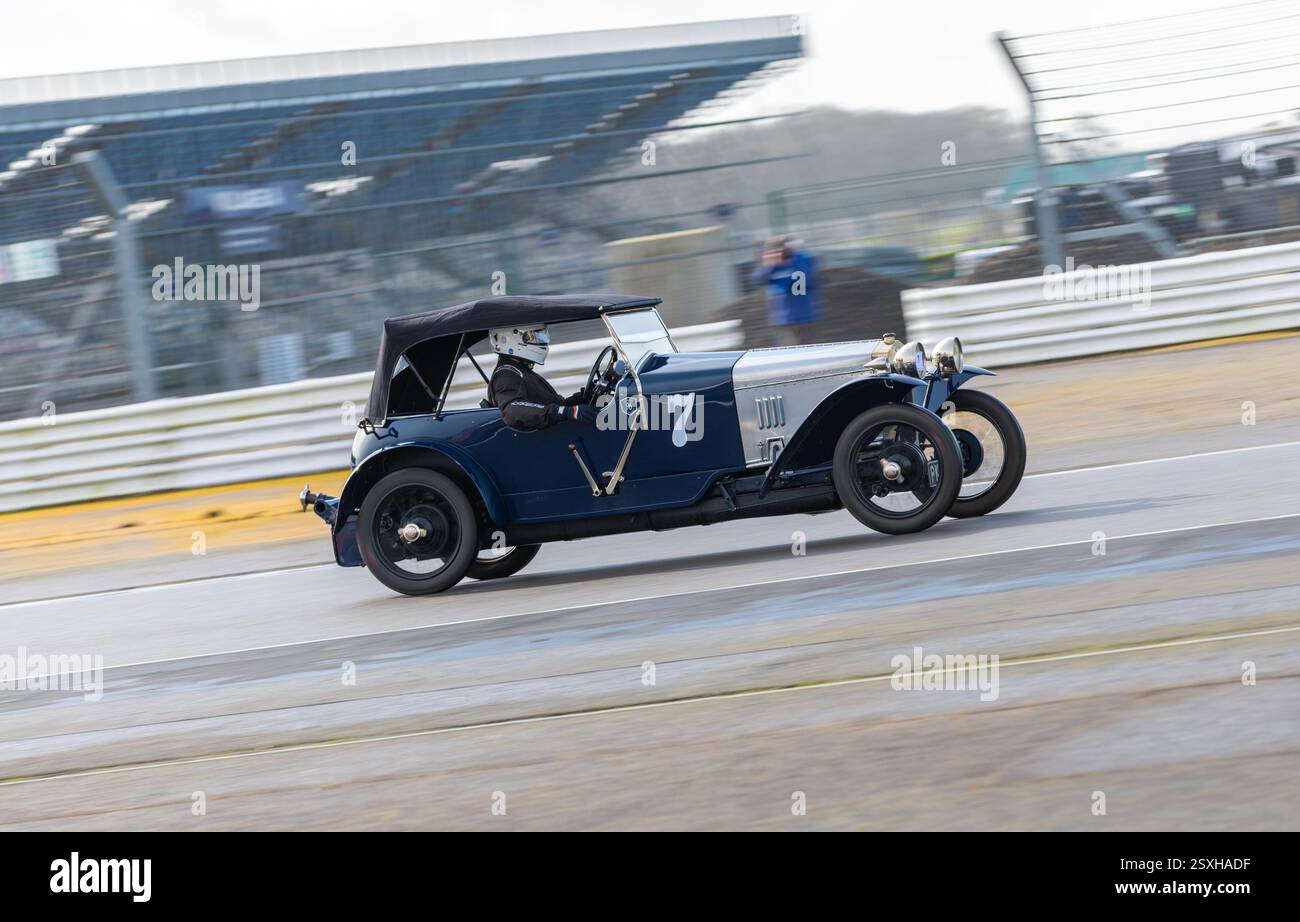 V.S.C.C. Pomeroy Trophy. Oldtimer aus der Vorkriegszeit treten gegen neuere Autos an, Silverstone Grand Prix Circuit, Silverstone Circuit. Stockfoto