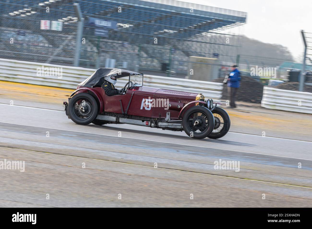 V.S.C.C. Pomeroy Trophy. Oldtimer aus der Vorkriegszeit treten gegen neuere Autos an, Silverstone Grand Prix Circuit, Silverstone Circuit. Stockfoto
