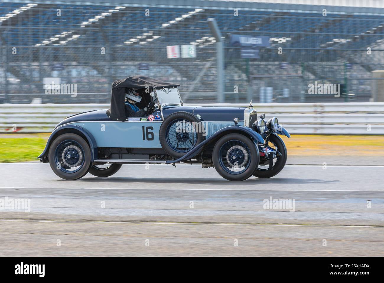 V.S.C.C. Pomeroy Trophy. Oldtimer aus der Vorkriegszeit treten gegen neuere Autos an, Silverstone Grand Prix Circuit, Silverstone Circuit. Stockfoto