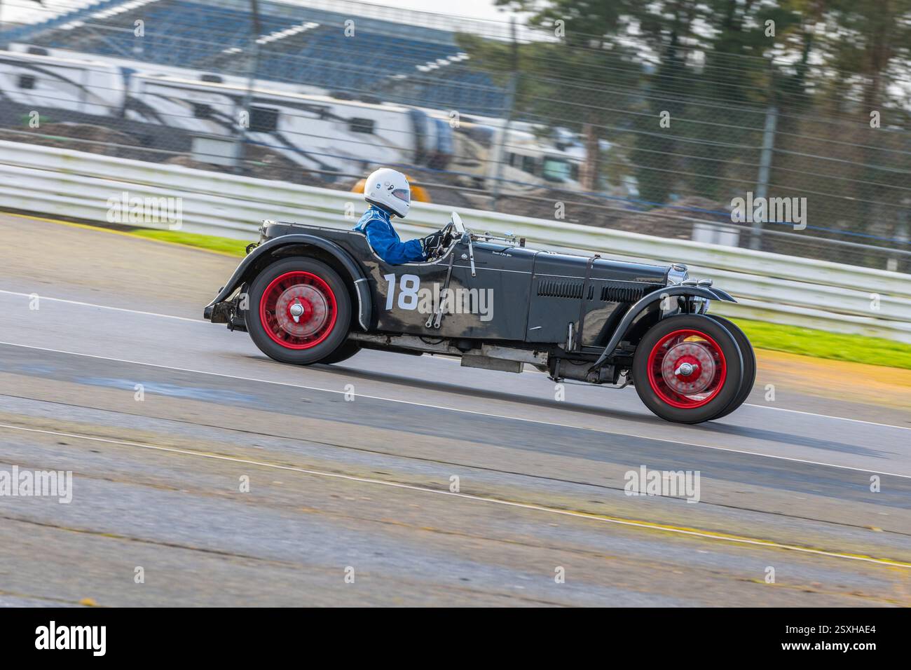V.S.C.C. Pomeroy Trophy. Oldtimer aus der Vorkriegszeit treten gegen neuere Autos an, Silverstone Grand Prix Circuit, Silverstone Circuit. Stockfoto
