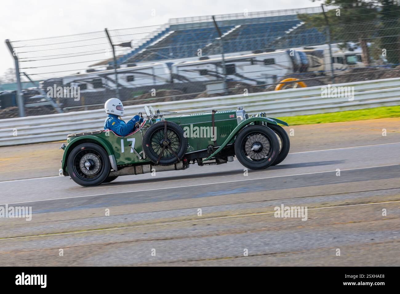 V.S.C.C. Pomeroy Trophy. Oldtimer aus der Vorkriegszeit treten gegen neuere Autos an, Silverstone Grand Prix Circuit, Silverstone Circuit. Stockfoto