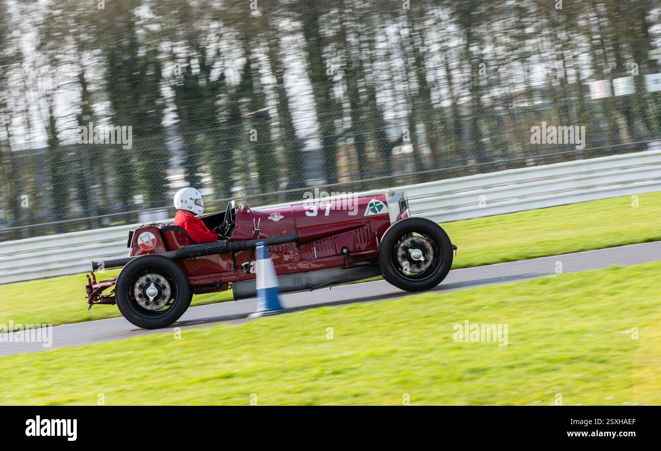 V.S.C.C. Pomeroy Trophy. Oldtimer aus der Vorkriegszeit treten gegen neuere Autos an, Silverstone Grand Prix Circuit, Silverstone Circuit. Stockfoto