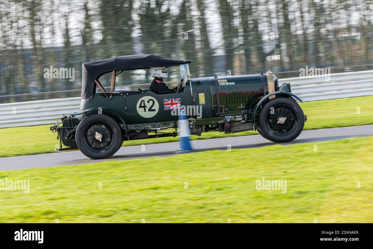 V.S.C.C. Pomeroy Trophy. Oldtimer aus der Vorkriegszeit treten gegen neuere Autos an, Silverstone Grand Prix Circuit, Silverstone Circuit. Stockfoto