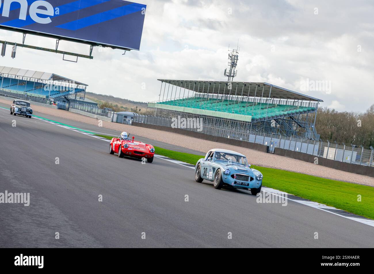V.S.C.C. Pomeroy Trophy. Oldtimer aus der Vorkriegszeit treten gegen neuere Autos an, Silverstone Grand Prix Circuit, Silverstone Circuit. Stockfoto