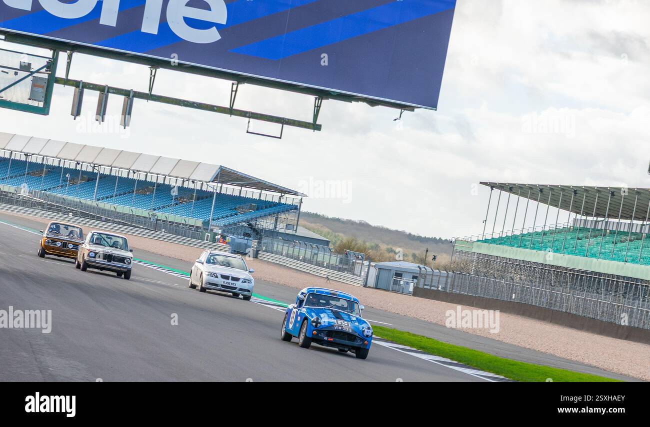 V.S.C.C. Pomeroy Trophy. Oldtimer aus der Vorkriegszeit treten gegen neuere Autos an, Silverstone Grand Prix Circuit, Silverstone Circuit. Stockfoto