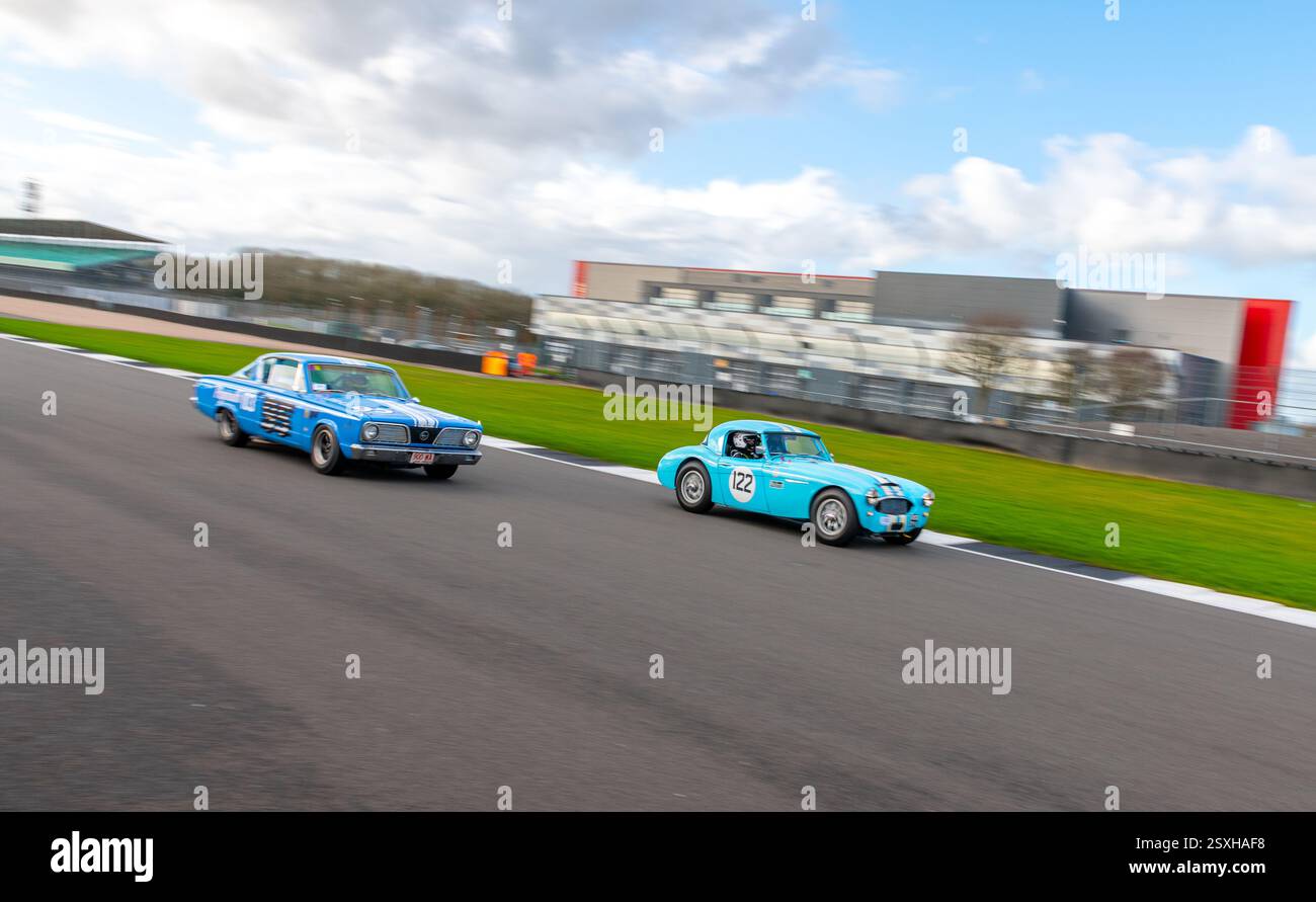 V.S.C.C. Pomeroy Trophy. Oldtimer aus der Vorkriegszeit treten gegen neuere Autos an, Silverstone Grand Prix Circuit, Silverstone Circuit. Stockfoto