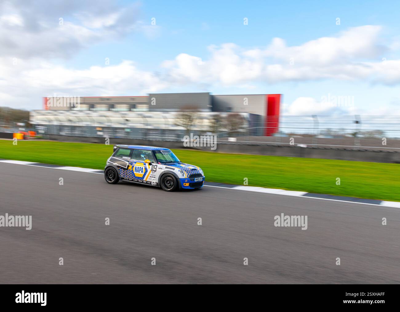 V.S.C.C. Pomeroy Trophy. Oldtimer aus der Vorkriegszeit treten gegen neuere Autos an, Silverstone Grand Prix Circuit, Silverstone Circuit. Stockfoto