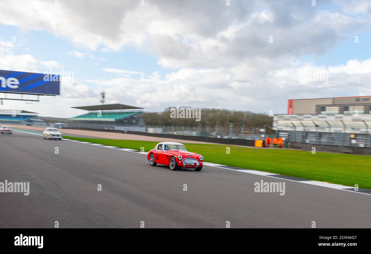V.S.C.C. Pomeroy Trophy. Oldtimer aus der Vorkriegszeit treten gegen neuere Autos an, Silverstone Grand Prix Circuit, Silverstone Circuit. Stockfoto